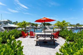 Waterfront, Heated Pool, Huge TV, Tiki Bar & Grill